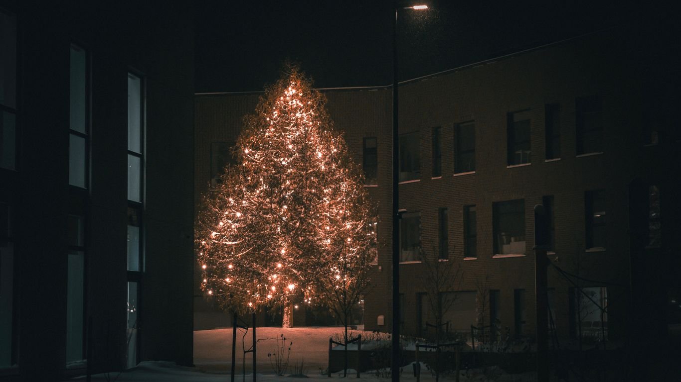 A Simple Living Christmas: 18 Ways to Slow Down & Enjoy the Season